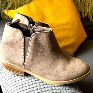 Little girls Old navy size 11 ankle boots. They were worn once.
